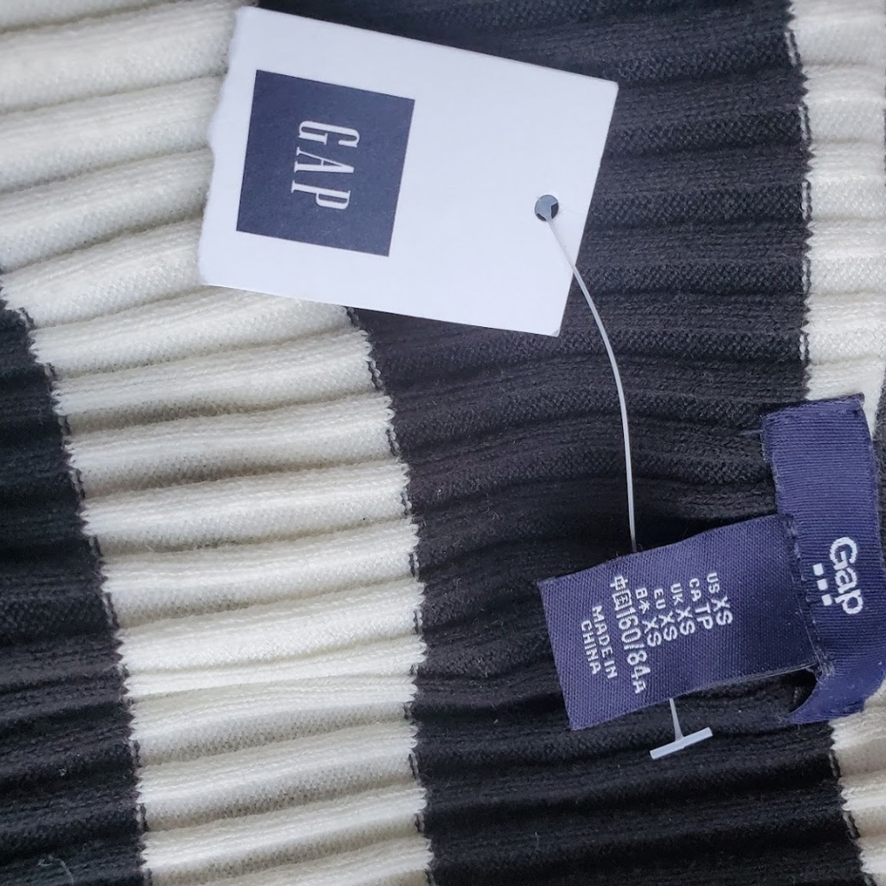 NWT Gap Black and White Pinstripe Sweater - Picture 7 of 8